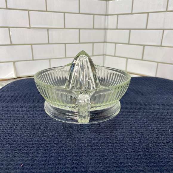 Vintage Clear Glass Hand Juicer Reamer Orange Lemon Citrus Juicer - Large - Picture 6 of 9